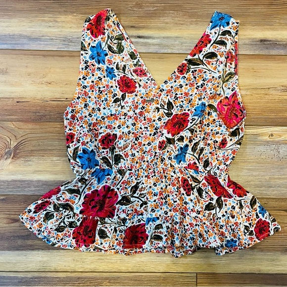 O’NEIL Womens Cropped Floral Peplum Style Tank with Hook Front V Neck - Picture 2 of 4